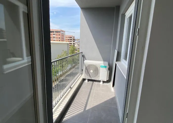 Close To The Airport & Handy For Center *