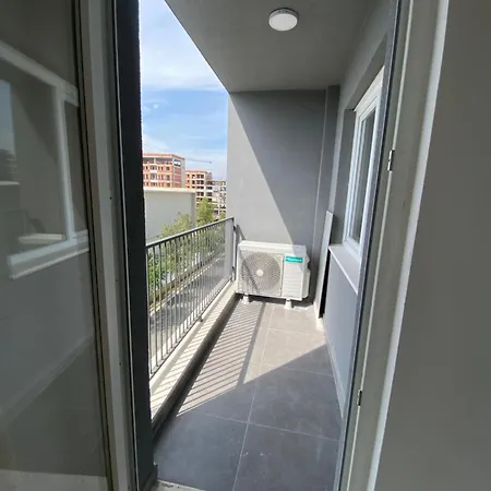 Close To The Airport & Handy For Center *